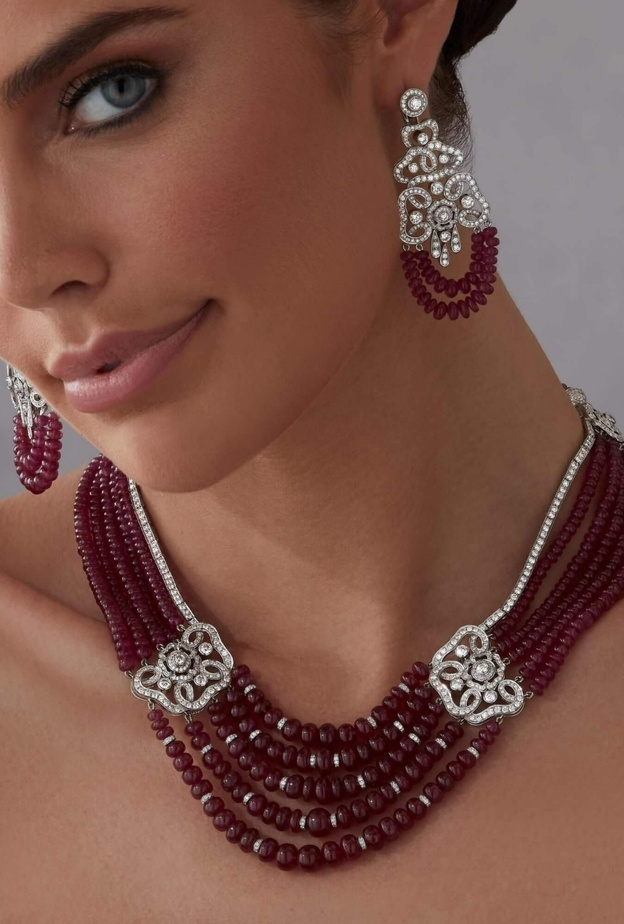 من مجموعة Red Rose المرصعة بالألماس الأبيض والروبي لغرارد Garrard