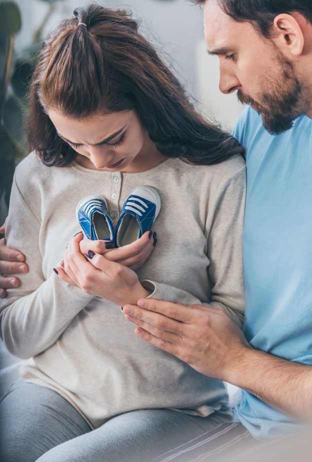 موت الجنين في الشهر الرابع .. أعراض لا يجب إهمالها 