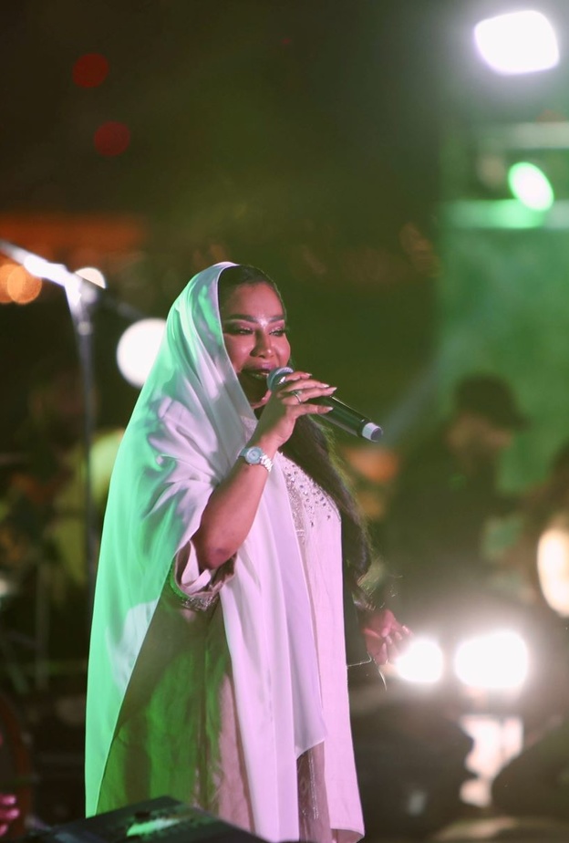 "موضي الشمراني" تشعل أولى الحفلات الغنائية في البيت السعودي على كورنيش دوحة قطر