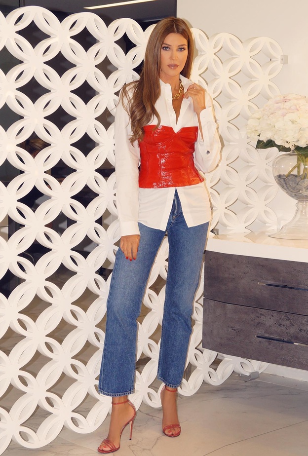 طرق تنسيق السروال الجينز لاطلالة عصرية وأنيقة من وحي كارلا حداد 