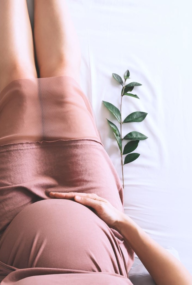 نقص ماء الجنين في الشهر الثامن .. كيف يمكن تعويضه؟