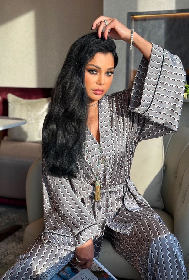 هيفاء وهبي بقلادة طويلة بتصميم الشراشيب من مجموعة العلامة التجارية Nawbar