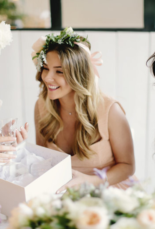 يمكن للعروس أن تستعين ببعض الصديقات لمساعدتها في تنفيذ بعض المهام.jpg