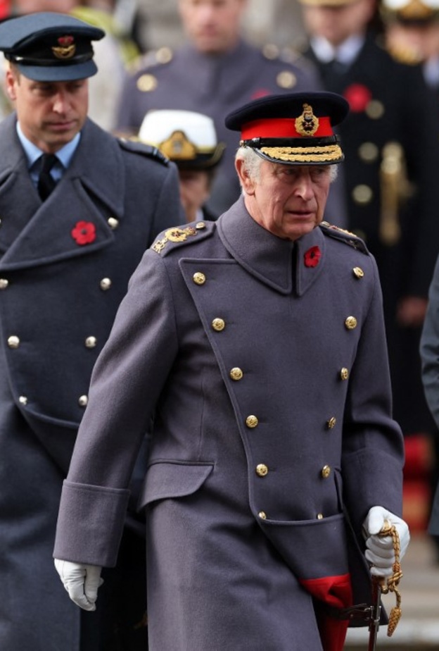لماذا ارتدى الملك تشارلز وكبار أفراد عائلته الزي العسكري الخاص بالملكة الراحلة في أحد الذكرى؟