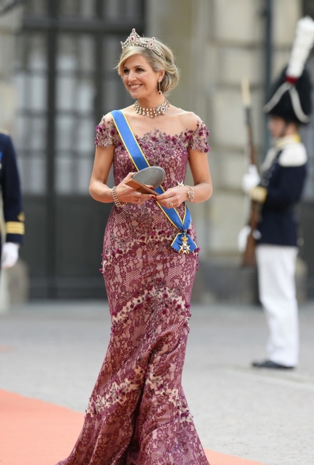 الملكة ماكسيما اختارت تاج Mellerio Ruby Parure Tiara لأول صورة رسمية لها كملكة بعد تنصيب زوجها