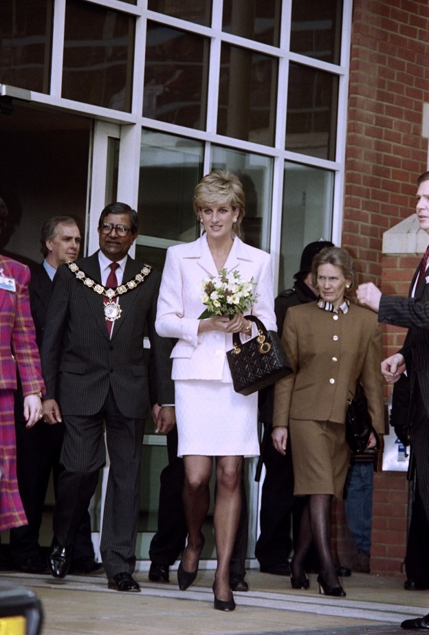 من حقيبة Chouchou إلى Lady Dior اكتشفي القصة الكاملة