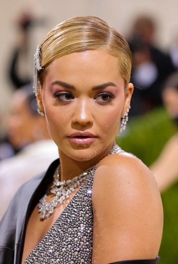 المكياج الوردي مع الشعر المثبّت بأسلوب ريتا أورا