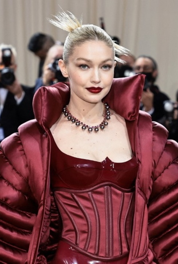 عارضة الأزياء جيجي حديد Gigi Hadid بإطلالة باللون البرغندي