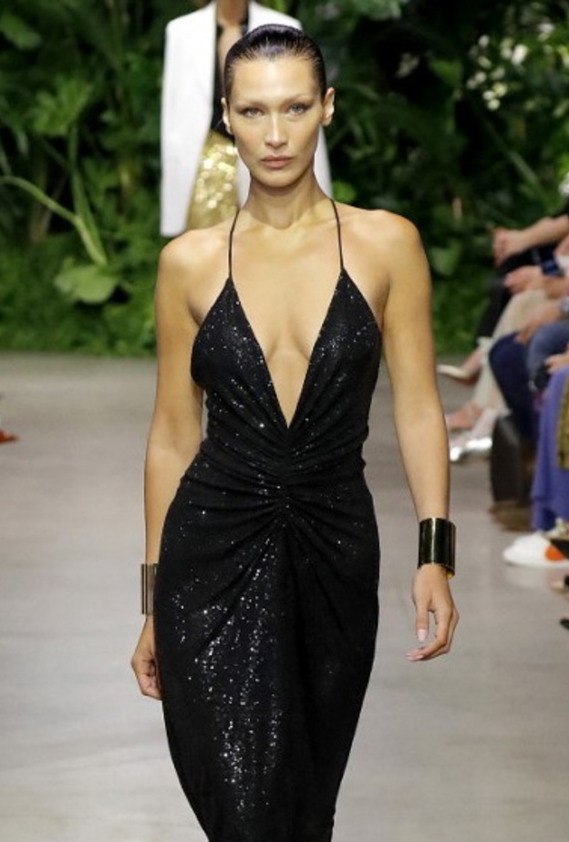 بيلا حديد Bella Hadid بأساور الـ Cuff