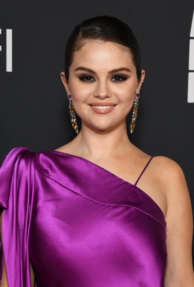 سيلينا غوميز تلهمك بأحدث إطلالة للسهرات من الأظافر الى المكياج ..إليك الخطوات