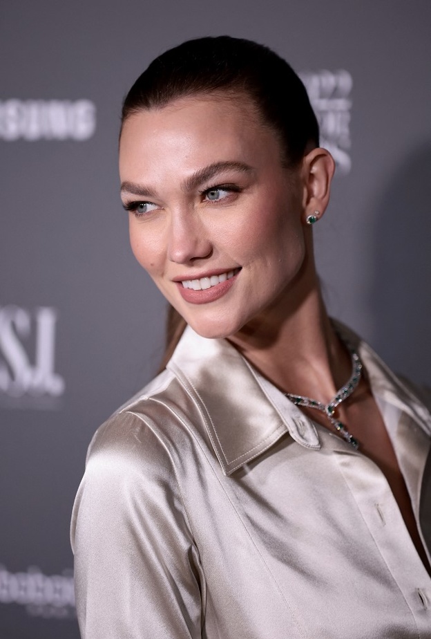 اطلالات جمالية من وحي كارلي كلوس