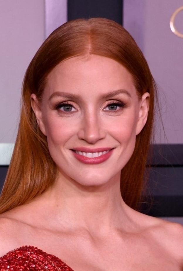 مكياج مشرق وتسريحات شعر أكثر تميزاً في حفلGovernors Awards  لعام 2022