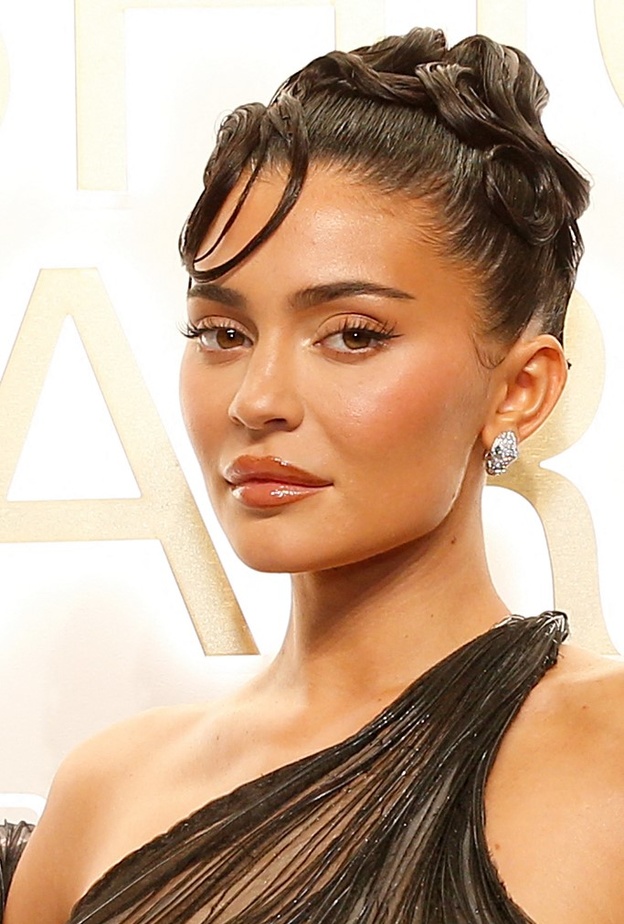 اطلالة Kylie Jenner برسمات مكياج مشرق مع التسريحات المرفوعة