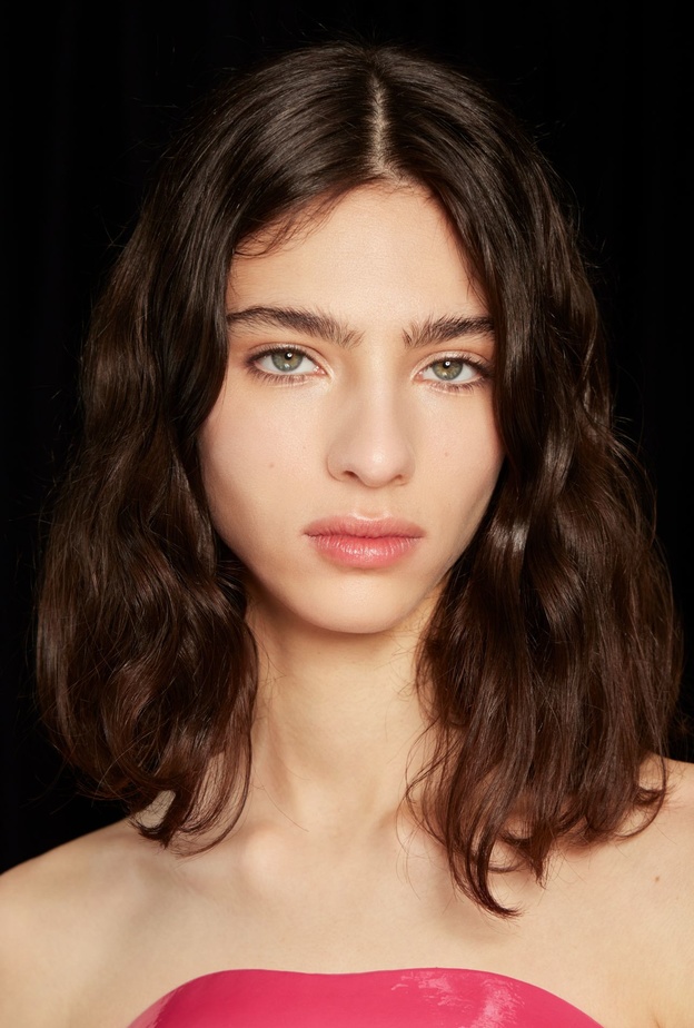 أفكار تطبيق صيحات تسريحات شعر ويفي قصير لإطلالة مميزة في شتاء 2023