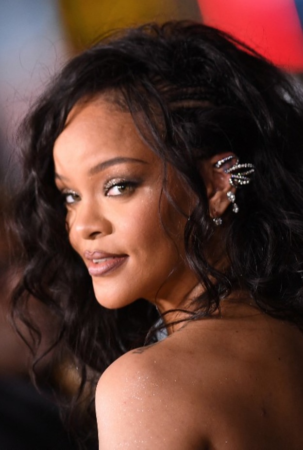 حيل ذكية لاعتماد مكياج جليتر للبشرة السمراء من وحي ريهانا