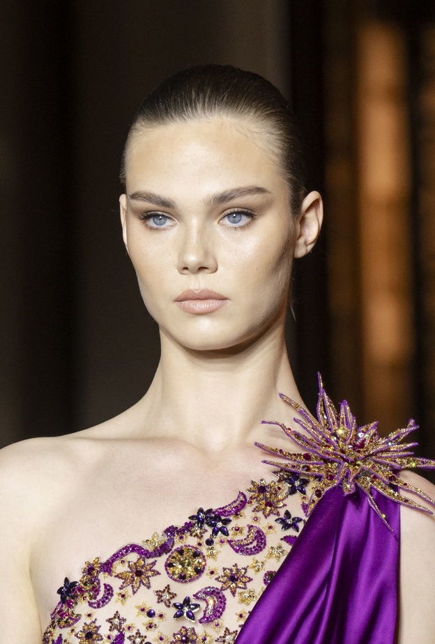 صيحات الحواجب الرائجة للعيون الملونة من دار Zuhair Murad