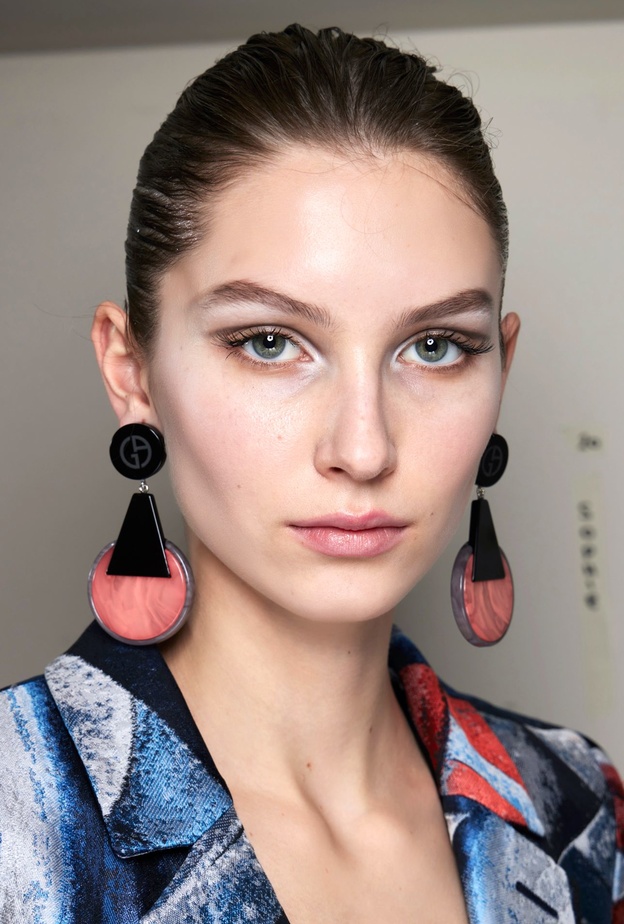 مكياج خريفي هادئ مع الظلال الفضية من وحي دار Giorgio Armani