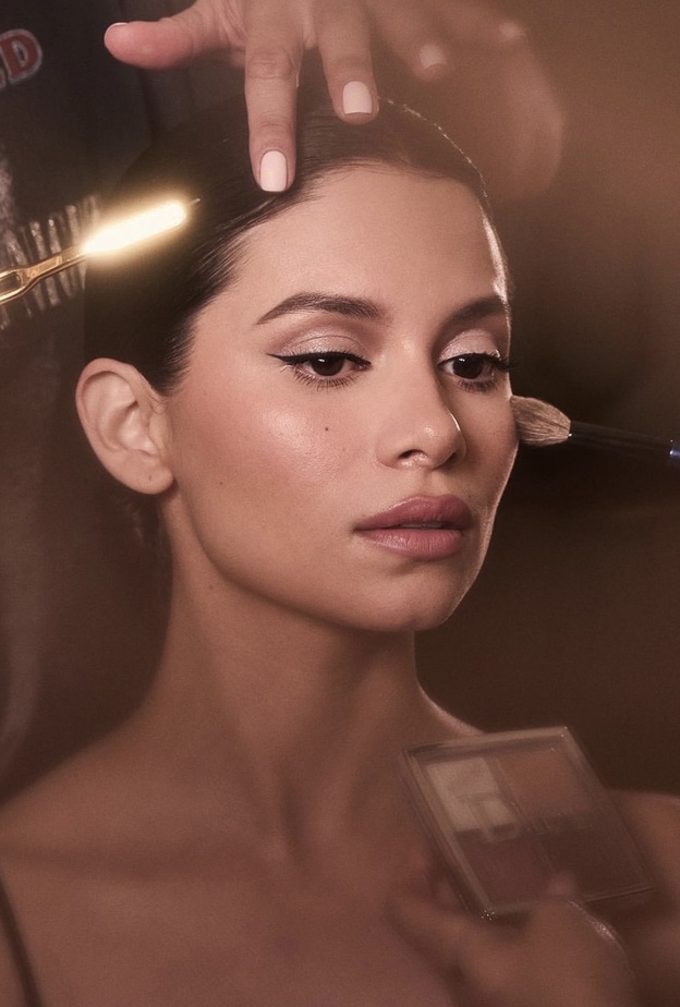 مكياج نيود بنغمات جليتر مع الآيلاينر الكامل بأسلوب Camila Perez