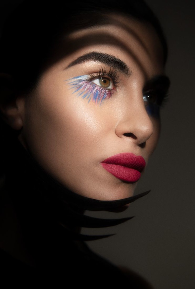 جلسة تصويرية خاصة بـ "هي" ..أنوثة طاغية مع أحمر  الشفاه Rouge Dior Forever