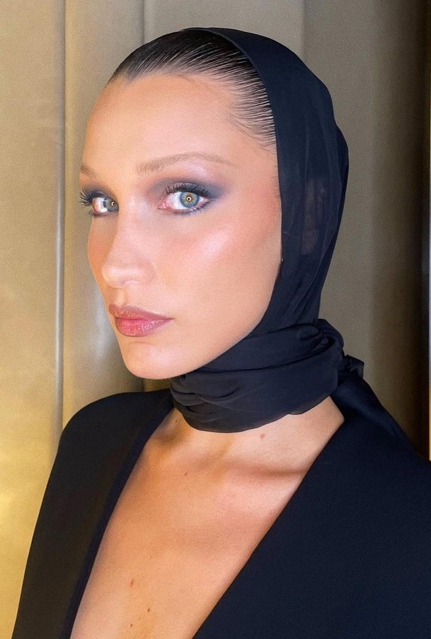 بيلا حديد بإطلالة مكياج مستوحى من الفنانة فيروز 