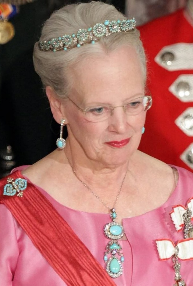 تاج The Turquoise Daisy Bandeau الأنيق للملكة مارغريت الثانية