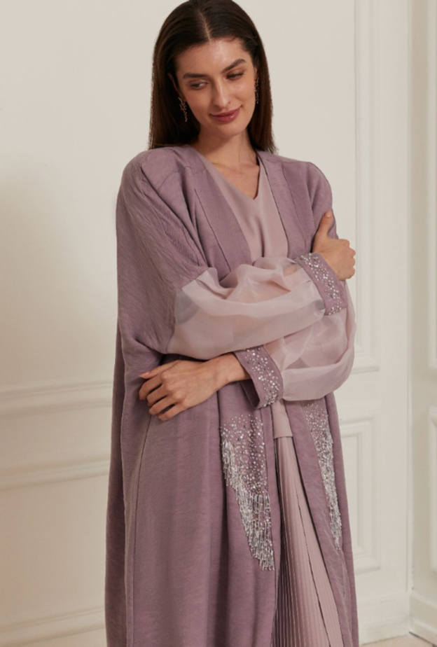 درجة النهدي الراقية والشاحبة بعباية مزيّن بالشكّ الفاخر من تصميم Sole