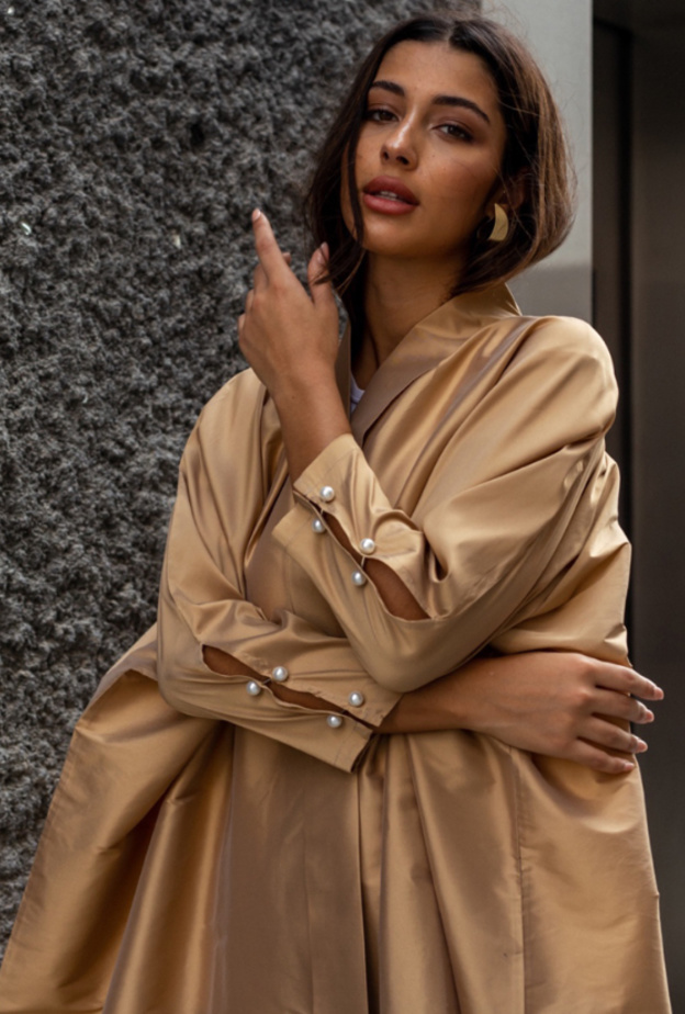 القصّة العريضة بعباية عصريّة باللون الذهبي من تصميم Dukclo