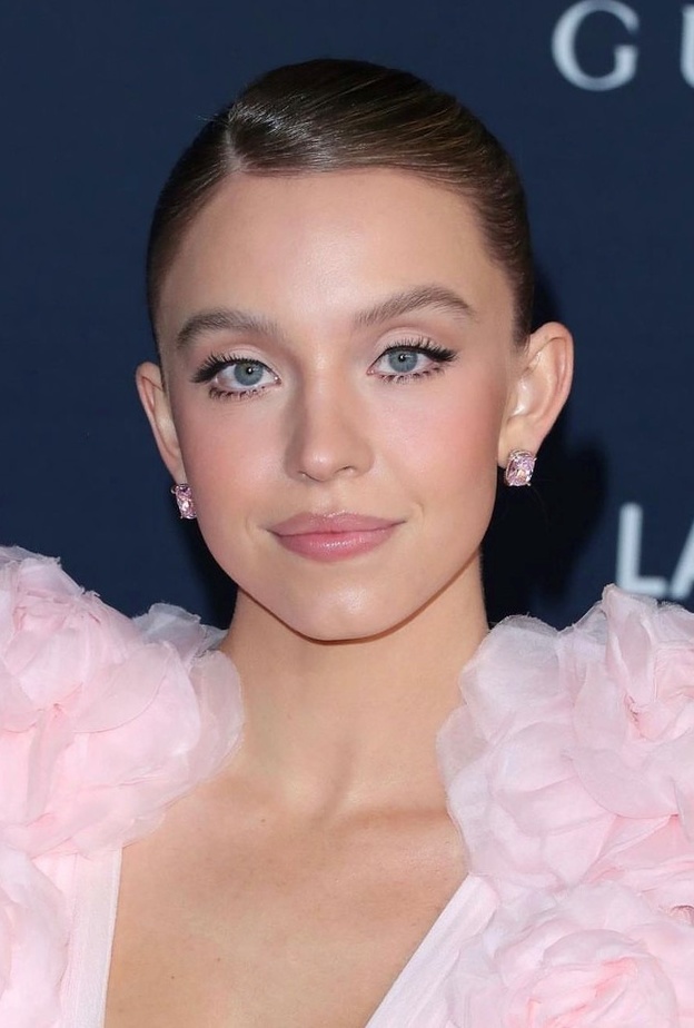 تطبيق الرموش المستعارة السفلية مع المكياج الطبيعي بأسلوب سيدني سويني Sydney Sweeney الصورة من حساب خبيرة المكياج ميليسا  فيرنانديز لمكياج سيدني سويني