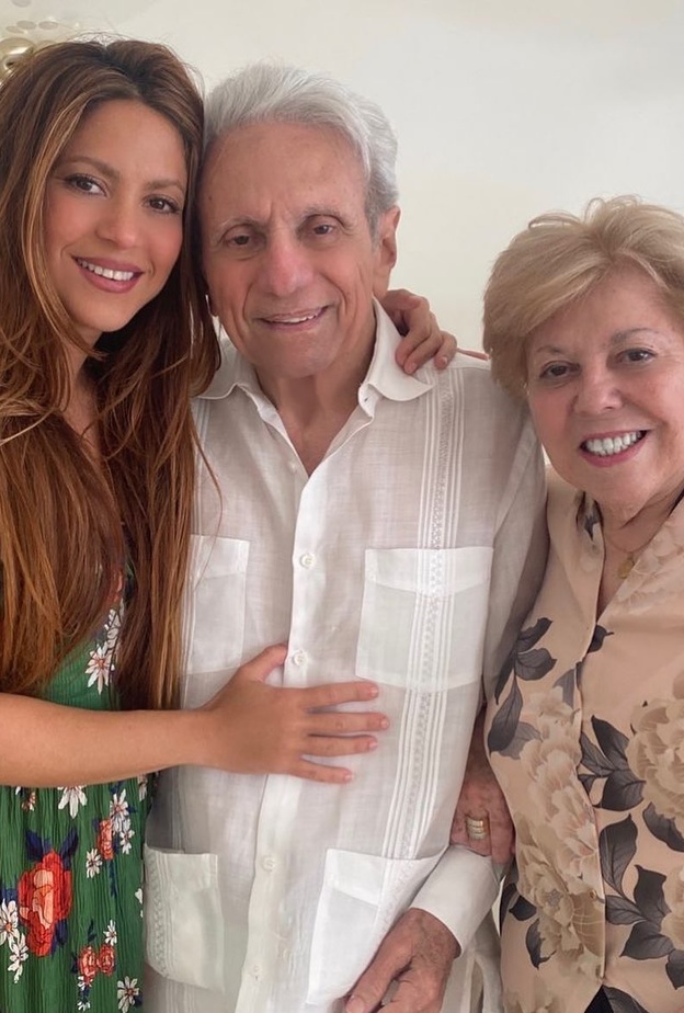 شاكيرا مع والديها