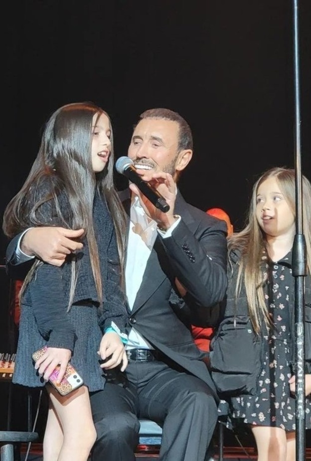 كاظم الساهر مع حفيدتيه