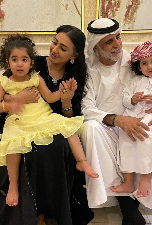 حبيب غلوم ومع أسرتها