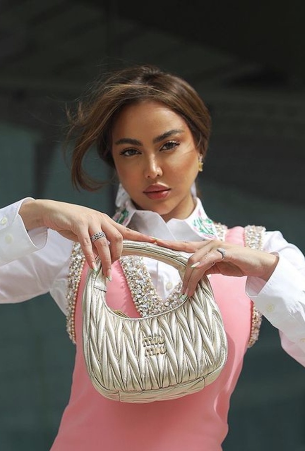 فاطمة المؤمن إطلالتها بالكامل من توقيع MiuMiu