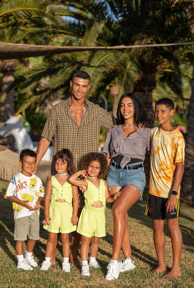 جورجينا رودريغيز مع أسرتها وكريستيانو رونالدو