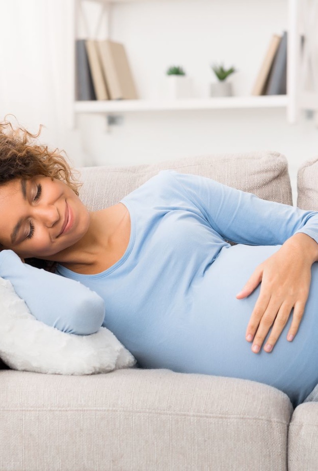 3 وضعيات نوم خاطئة للحامل تضر الجنين