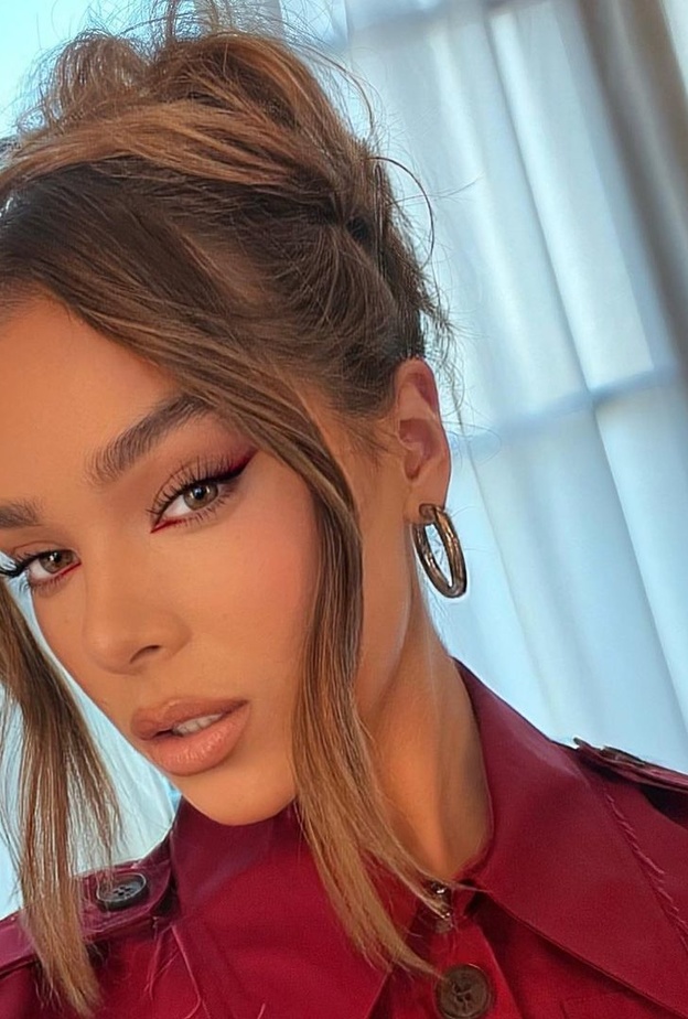 حيل مكياج لرسم مدمع العين بأسلوب عصري من وحي Hailee Steinfeld