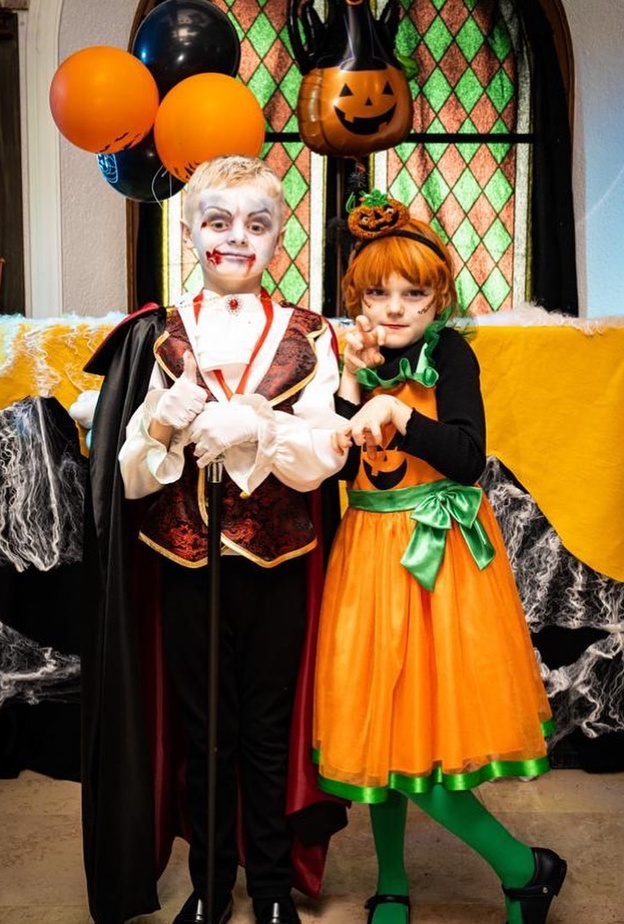 طفلا ألبرت وشارلين أمير وأميرة موناكو يحتفلان بالهلوين