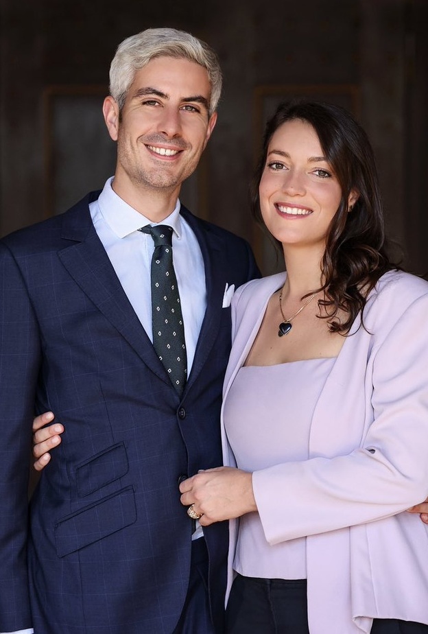 خاتم خطوبة الأميرة الكسندرا من لوكسمبورغ غير التقليدي من الذهب المرصع بالألماس والأحجار الكريمة الملونة