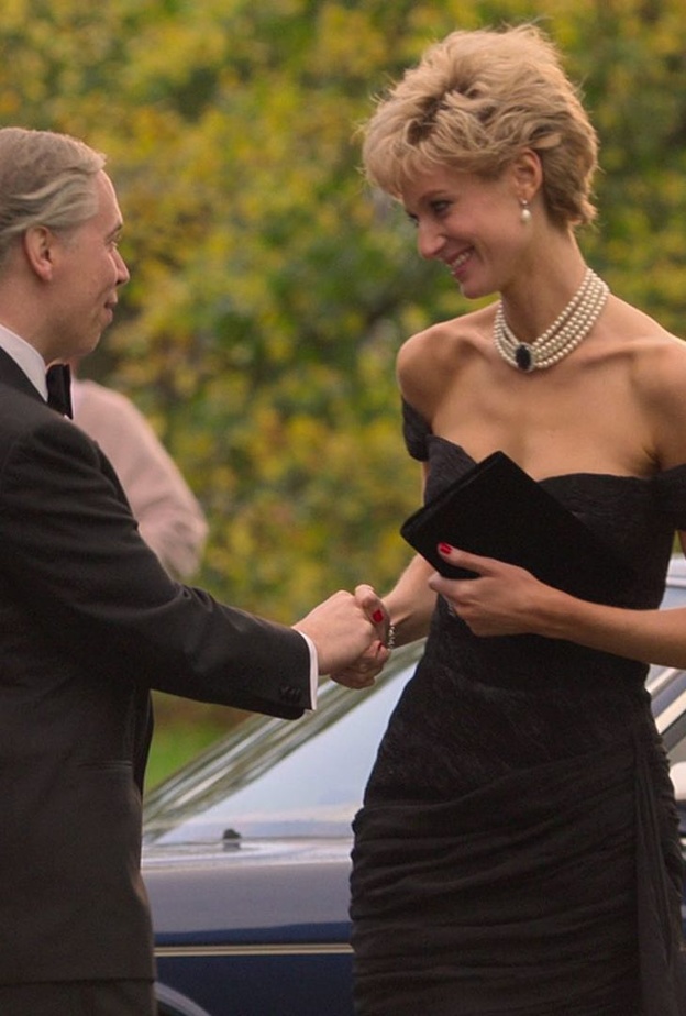 إطلالة إليزابيث ديبيكي  في مسلسل "The Crown"