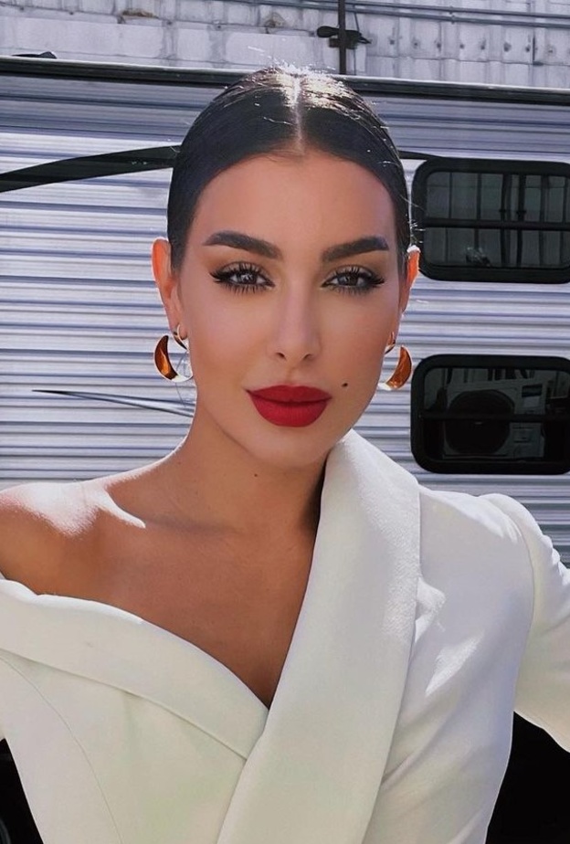 صيحة أحمر الشفاه القوية على خطى ياسمين صبري