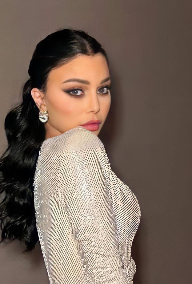 1 تسريحة الويفي المدرج الطبيعي بأسلوب نجوى كرم