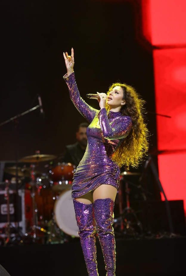 ميريام فارس بفستان لامع جريء بأول حفل لها بعد أغنيتها لكأس العالم