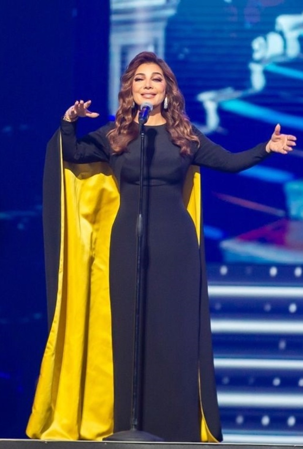 أصالة أطلت بفستان طويل باللون الأسود تميز بتصميم محتشم بسيط بلمسات رقيقة