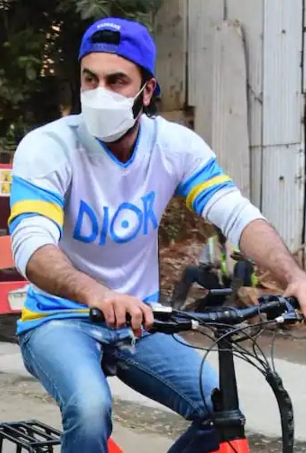 بالصور أحدث ظهور لرانبير كابور بدراجة إليكترونية في مومباي