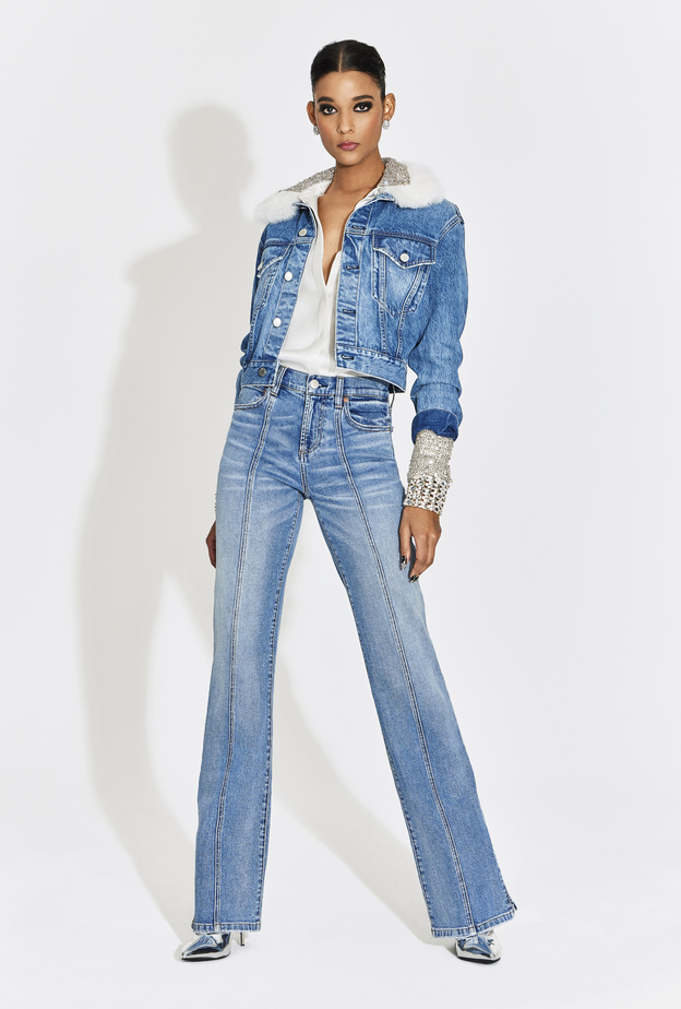 جاكيتات جينز رائجة وشبابية لحضورك مباريات كأس العالم 2022