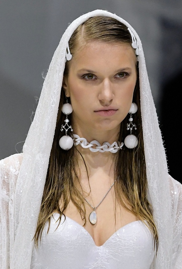 عقد أبيض، وأقراط بيضاء، وقلنسوة بيضاء، ومشابك شعر بيضاء من Amato Couture