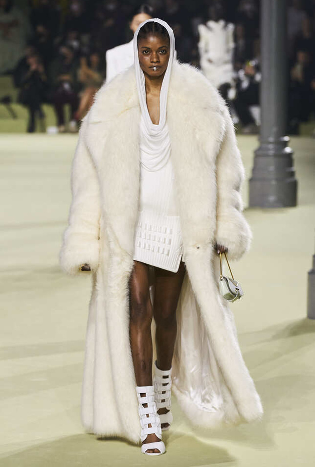 إطلالات بالأبيض للوك خريفي مشرق من Balmain