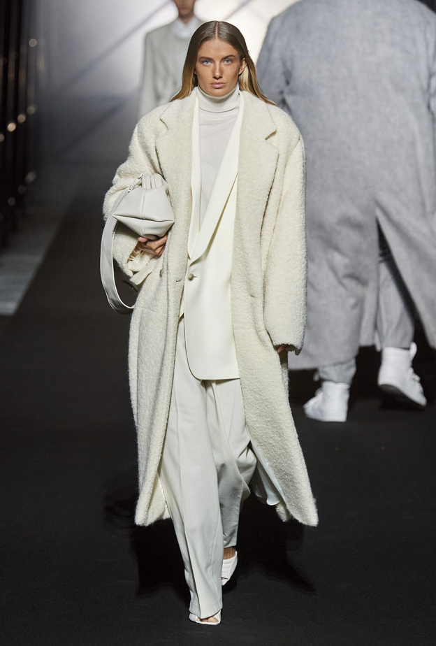 صيحات المعاطف البيضاء شياكة عصرية وأناقة استثنائية