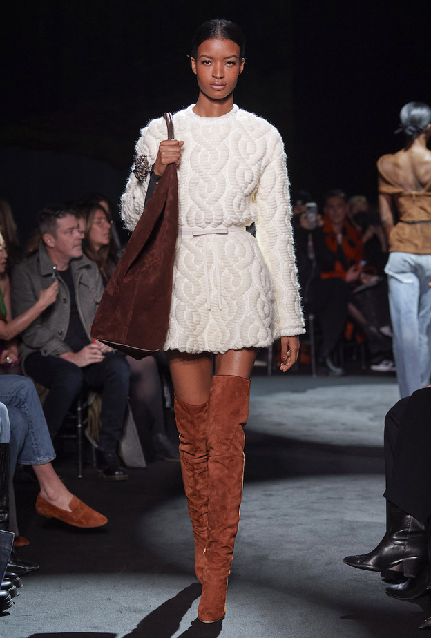 أفكار عصرية لتنسيق الجزمة العالية مع الفستان القصيرة 