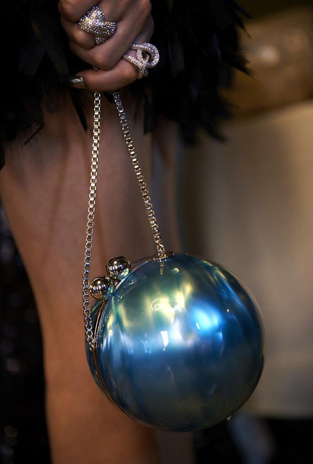 حقيبة اللؤلؤ صيحة تعود الى الواجهة في خريف وشتاء 2023