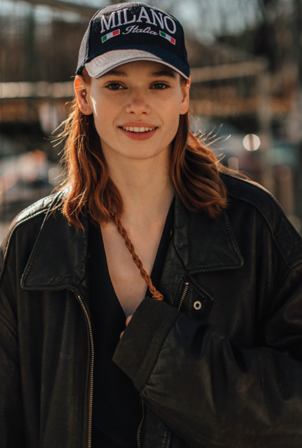 قبعة البيسبول الأمريكية  إكسسوار الرأس المسيطر  لشتاء 2022 بوحي من إطلالة من شوارع ميلانو.